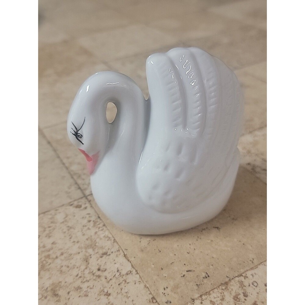 Vintage 4 Inch Taĺl Porcelain Swan Figurine